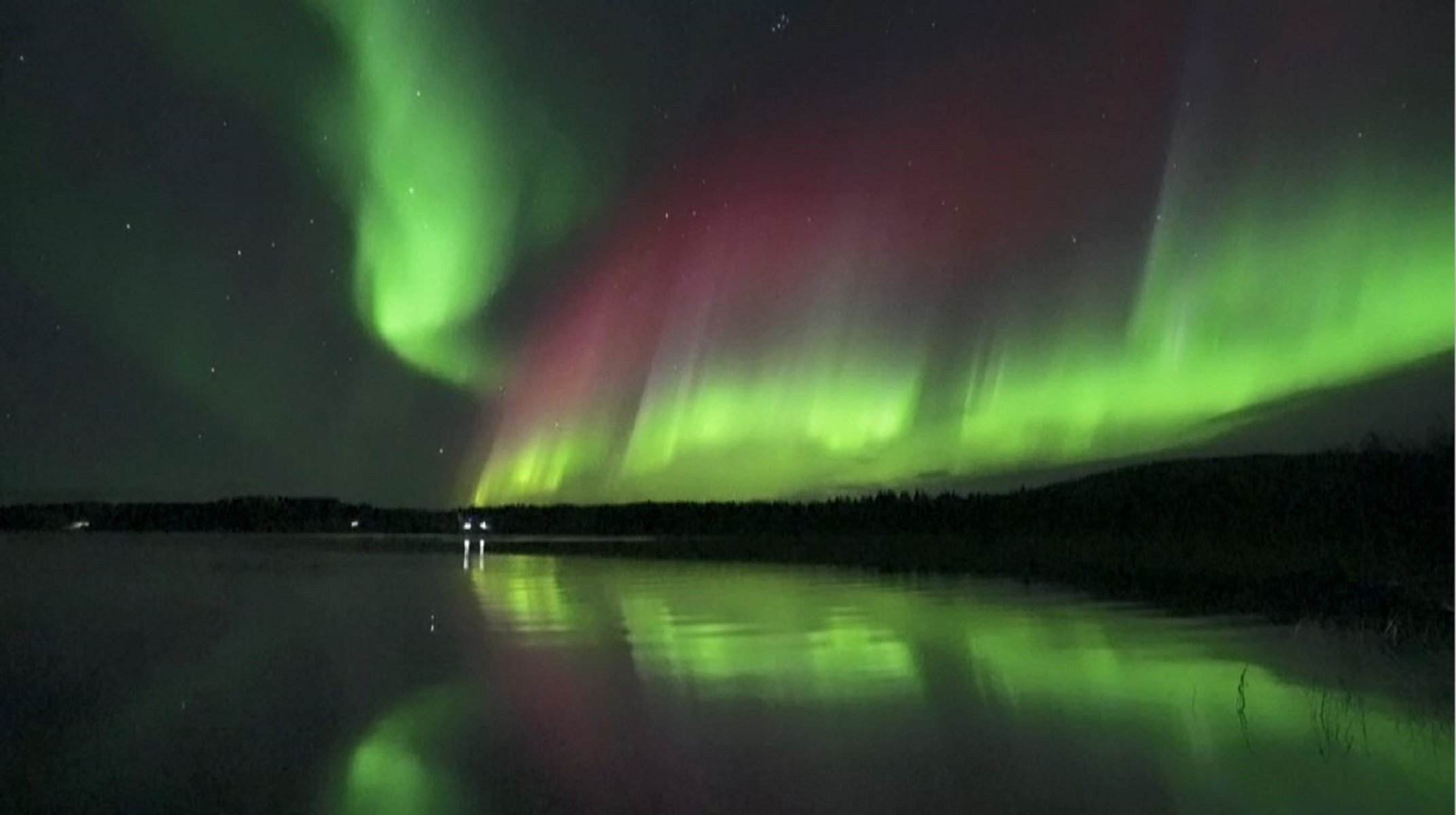 Aurora boreal roja en Rovaniemi, Finlandia 324