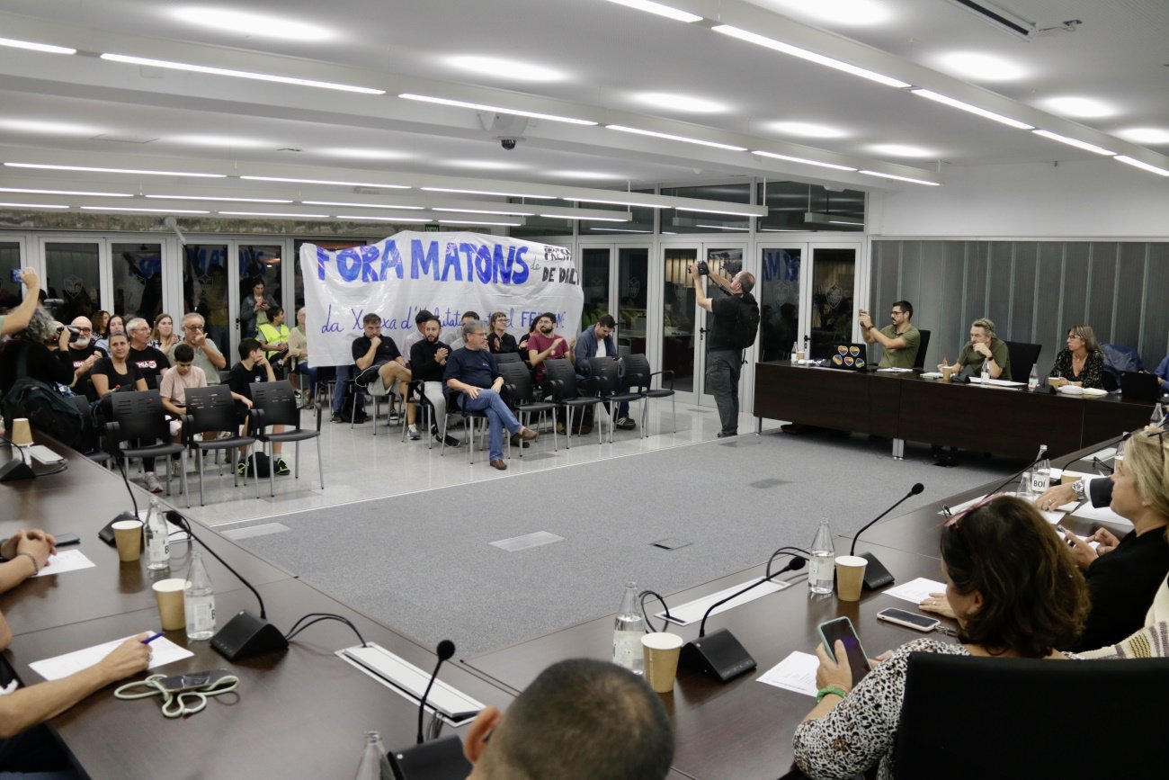 Suspenden el pleno de Premià de Dalt por la irrupción de decenas de manifestantes en contra de Desokupa