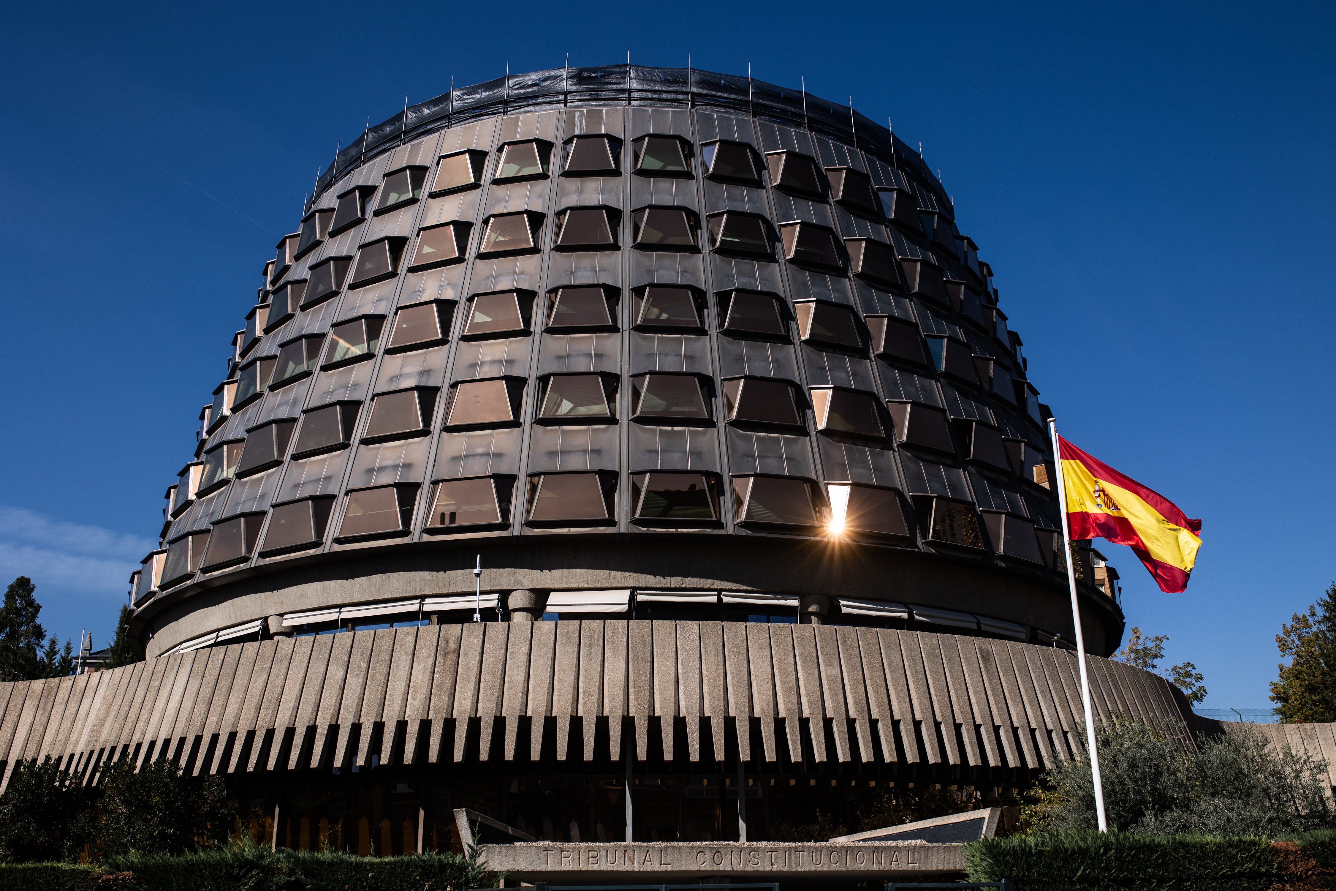 El Constitucional admet a tràmit la revisió de la llei del català que esquiva el 25%