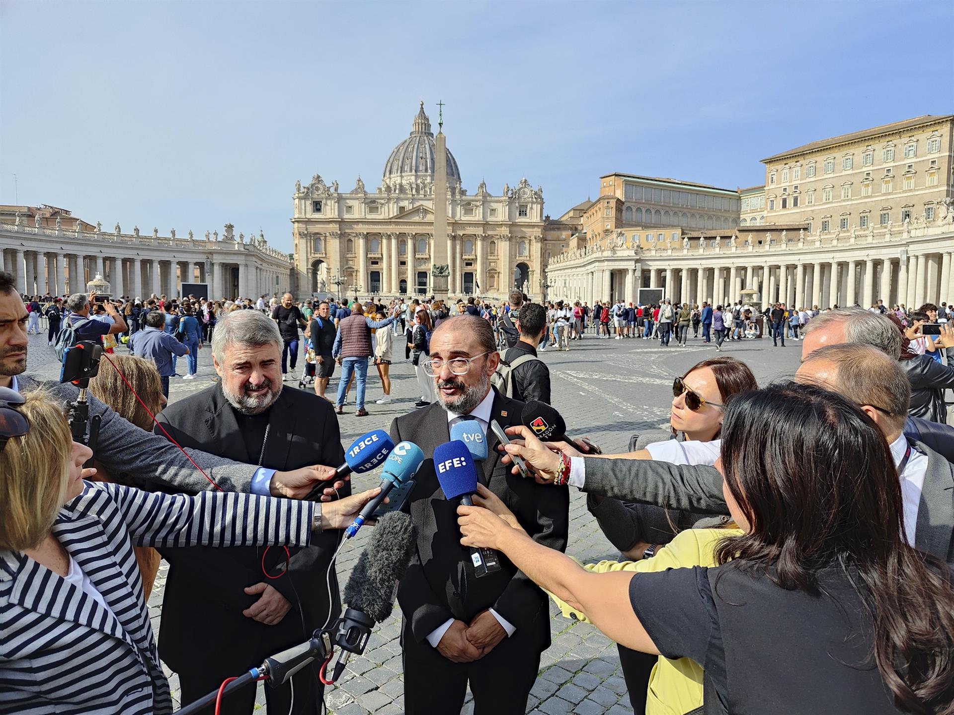 "Rehabilite al papa Luna": la petición más curiosa de Lambán al papa Francisco