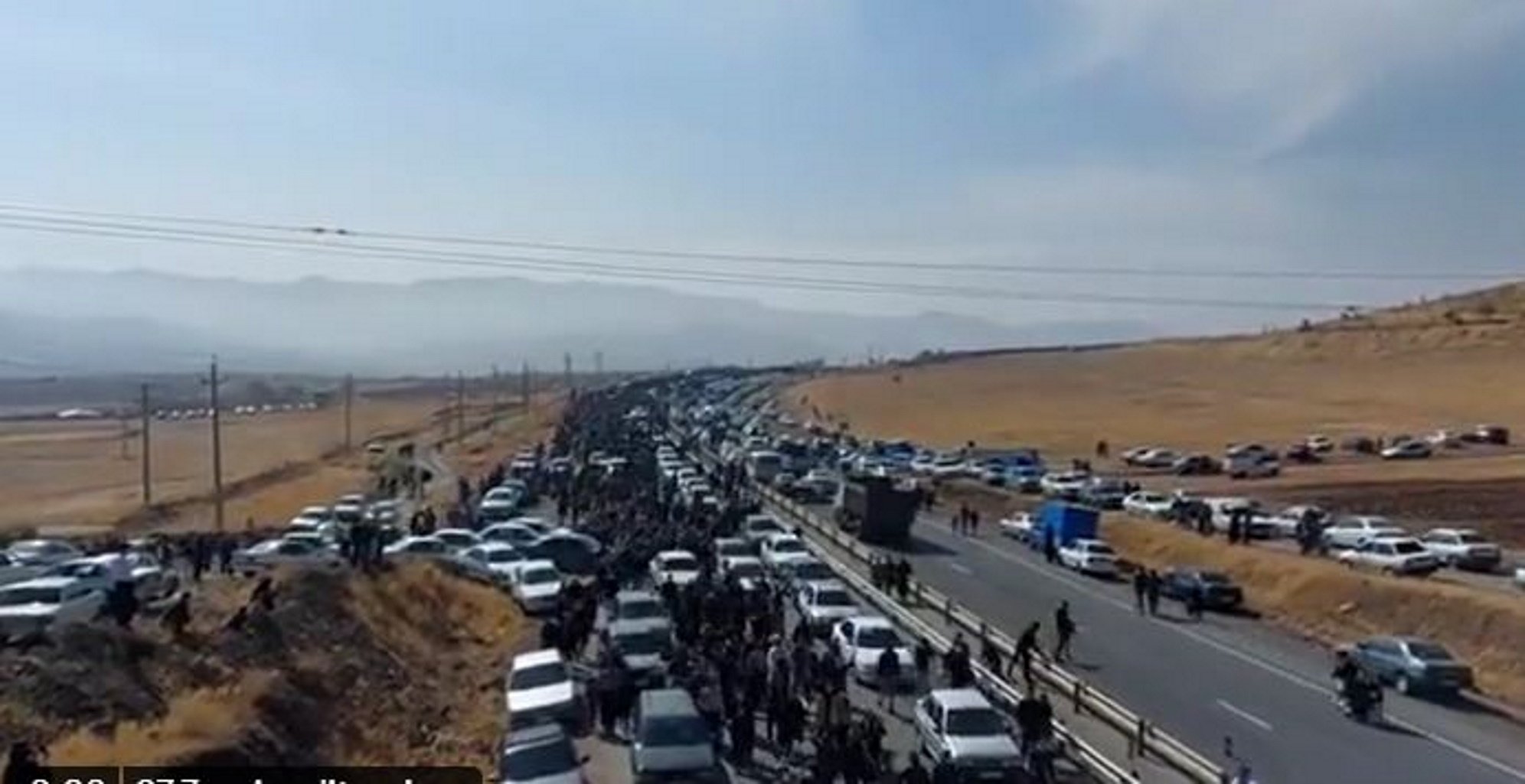 Manifestació massiva a la tomba de Mahsa Amini: poquíssims vels islàmics | VÍDEO