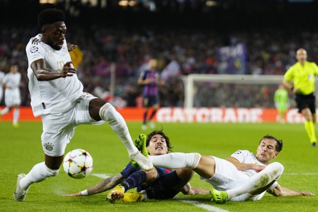 Alphonso Davies Bellerin Goretzka Barça Bayern Champions League / Foto: EFE