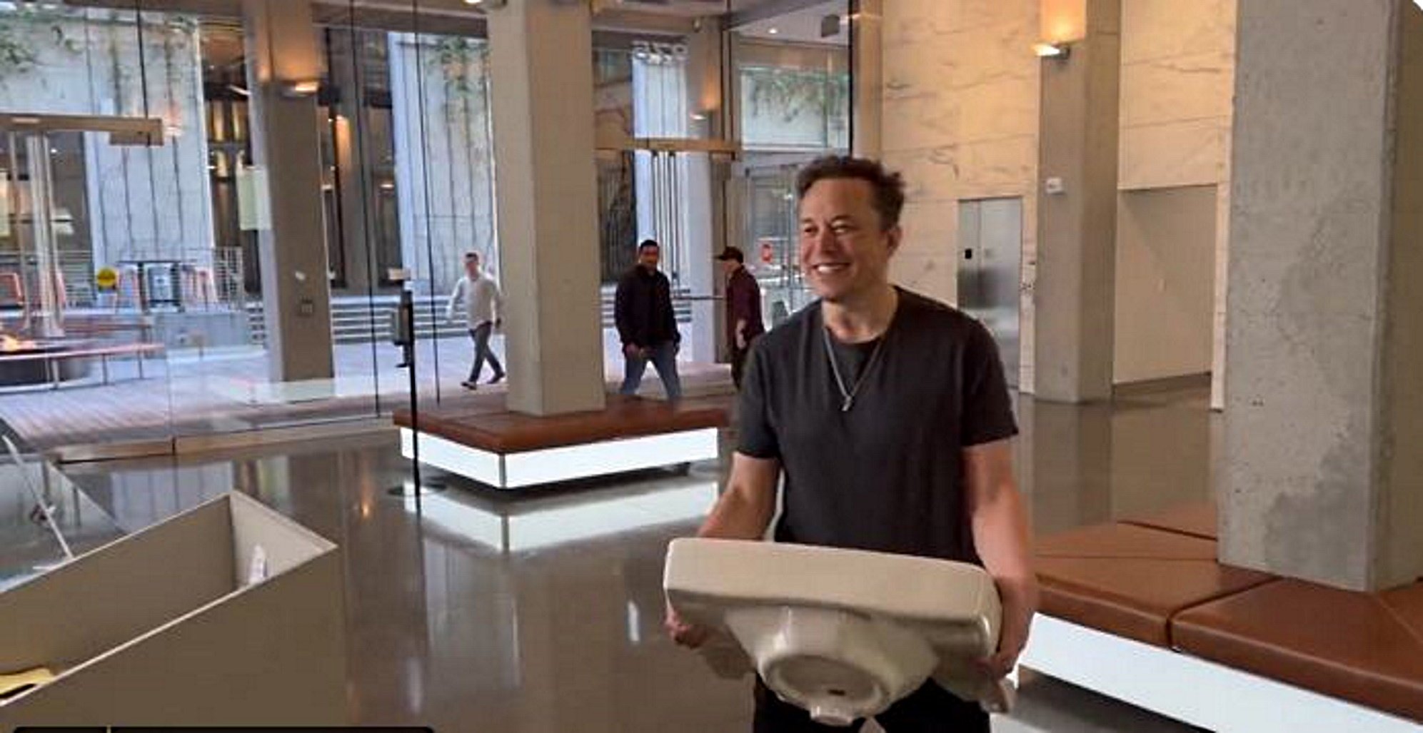 Per què Elon Musk ha entrat a Twitter amb una pica de lavabo? | VÍDEO
