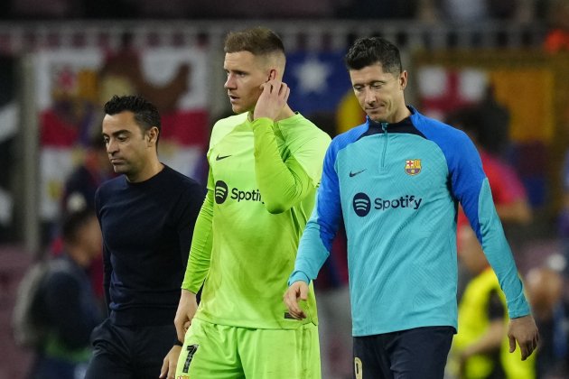 Xavi Hernández Marc-André Ter Stegen Robert Lewandowski triste Barça / Foto: EFE