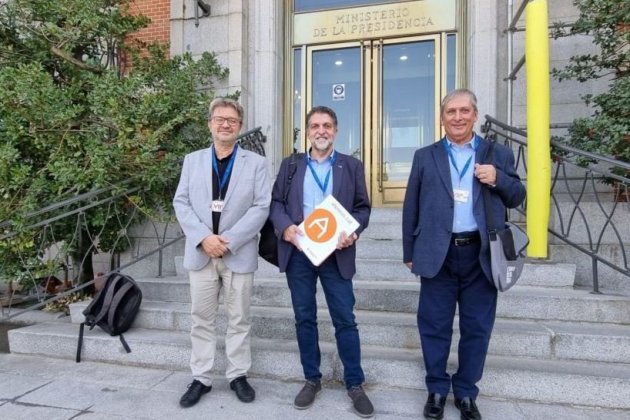 Federación de Ateneos de Catalunya. El presidente de la FAC, Pep Morella, e integrantes de la federación en Madrid, el 6 de octubre de 2022. Foto: FAC