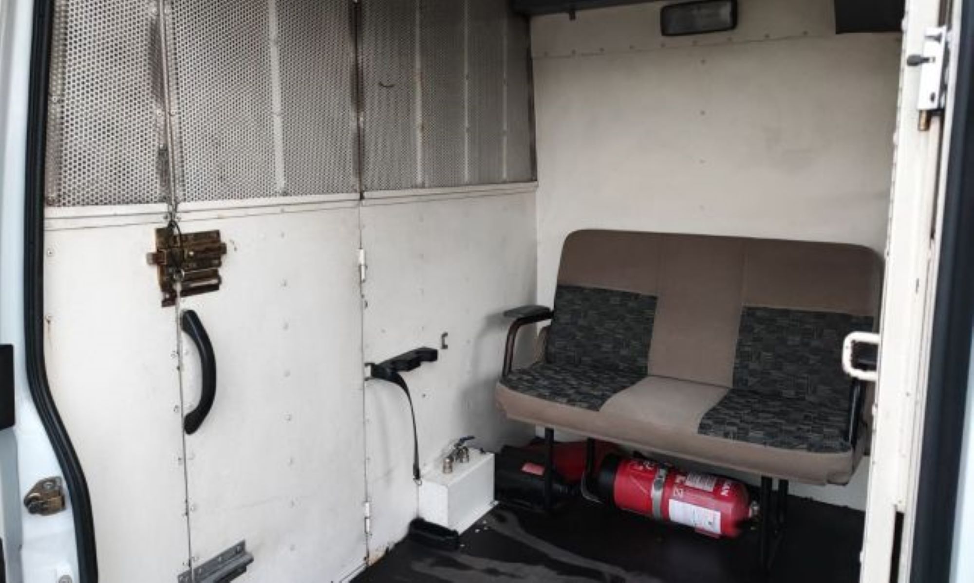 El deplorable estado de los furgones de la Guardia Civil: oxidados y sin cinturón de seguridad