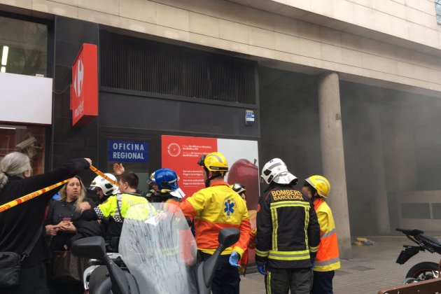 Bomberos desalojando a los vecinos del edificio de la calle Berlín Marta EM