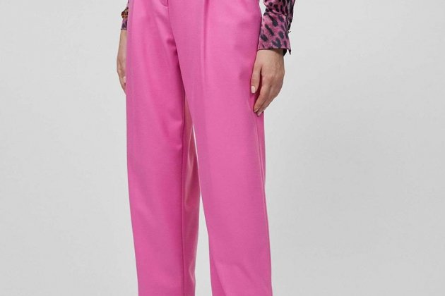 Pantalón de mujer con volantes en los bolsillos y color rosa de Lola Casademunt1