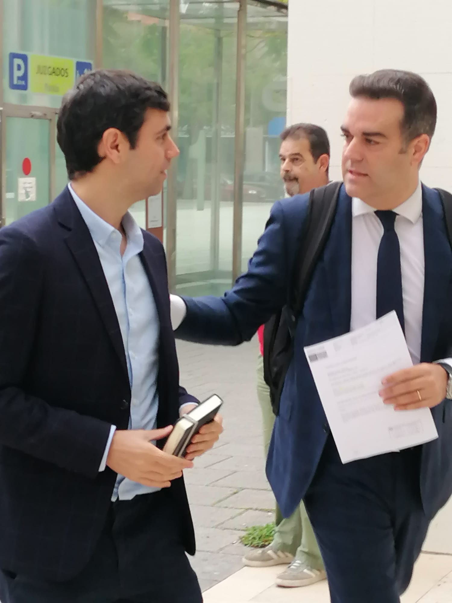 Eudald Calvo,  exalcalde d'Argentona, a l'esquerra, i el seu advocat. Foto: M.P.