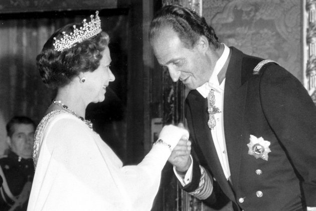 La reina Isabel II y el rey Juan Carlos I