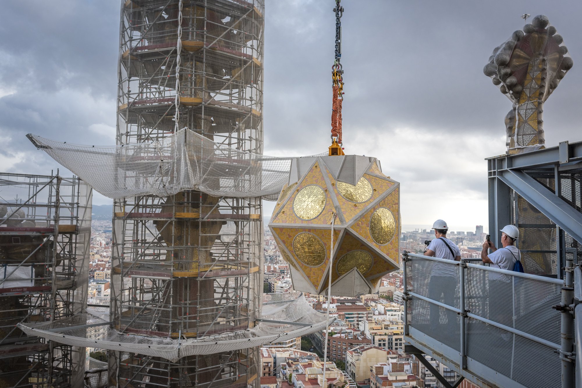 Espectacular col·locació de l’icosaedre de la torre de Lluc de la Sagrada Familia  | VÍDEO