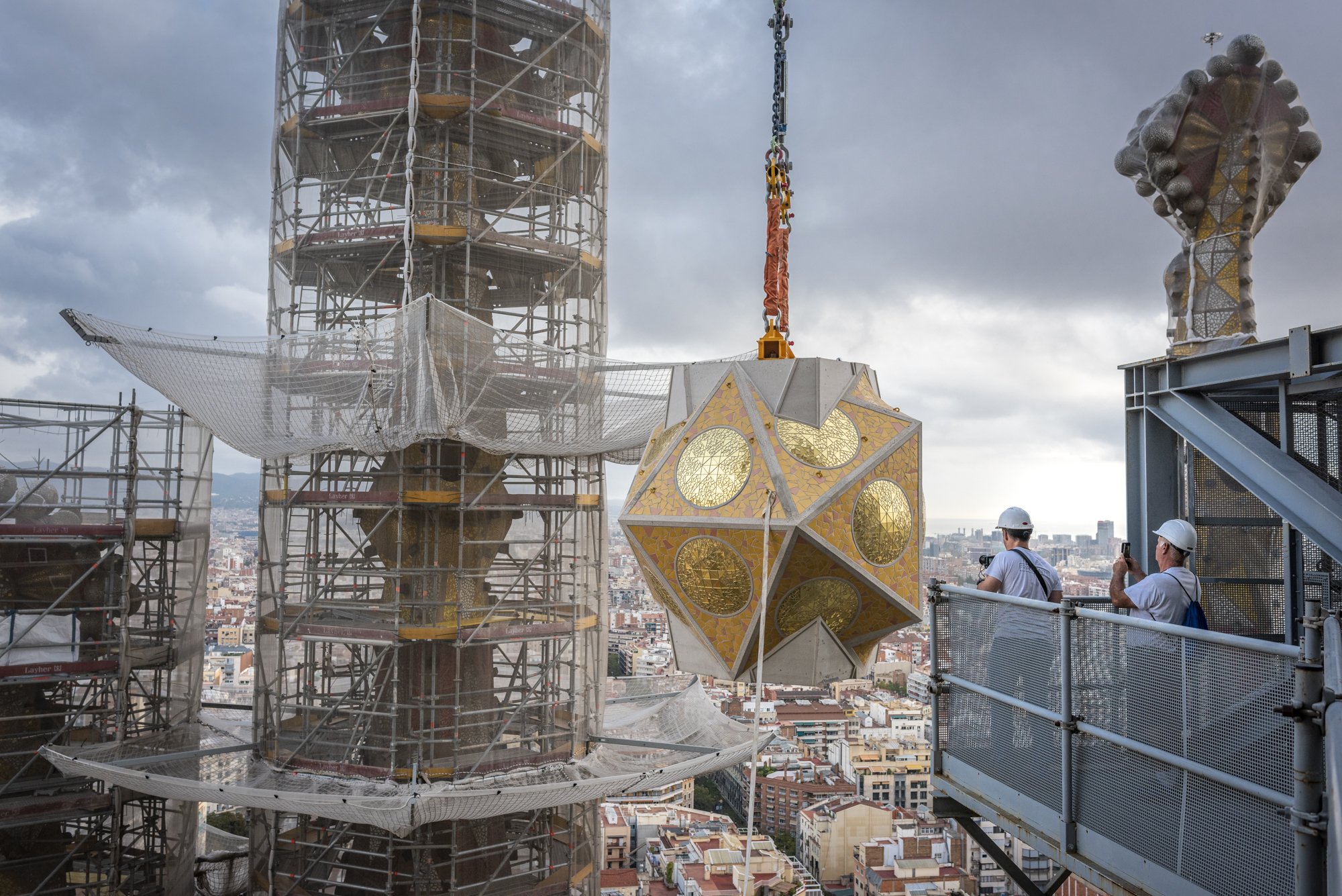 Espectacular colocación del icosaedro de la torre de Lucas de la Sagrada Familia | VÍDEO