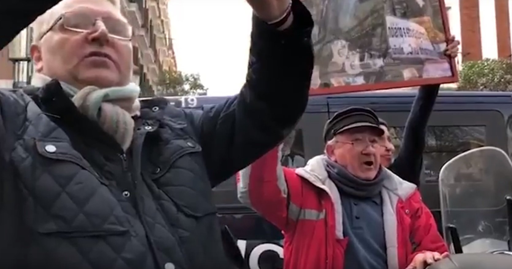 VÍDEO: Insults espanyolistes a les portes del Suprem