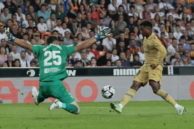 Ansu Fati Mamardashvili parada Valencia Barça / Foto: EFE