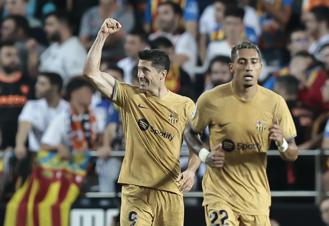 El Barça s'aferra a Lewandowski per treure una victòria 'in extremis' contra el València (0-1)