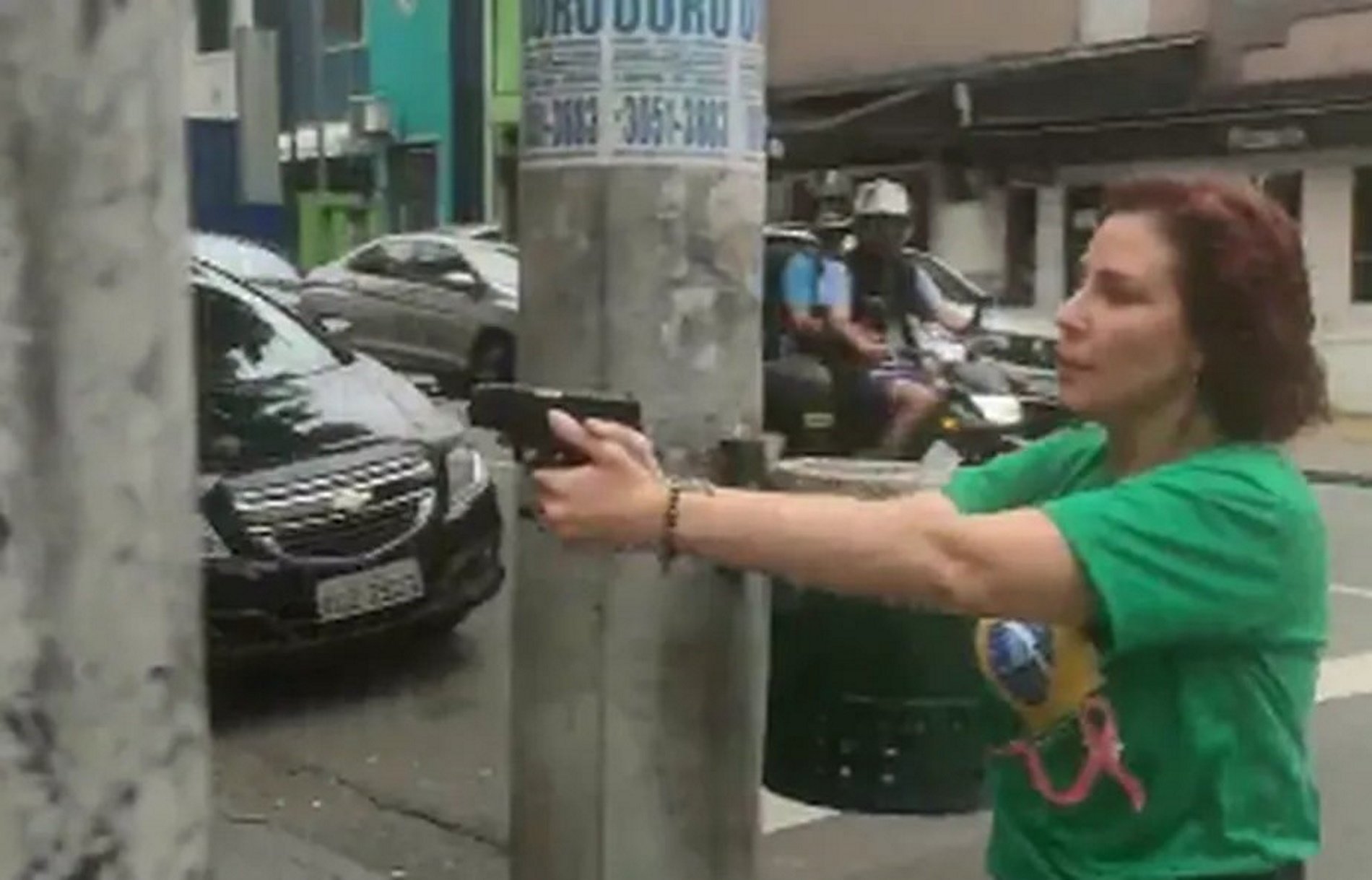 Una diputada de Bolsonaro persigue a un hombre a punta de pistola por las calles de Sao Pablo