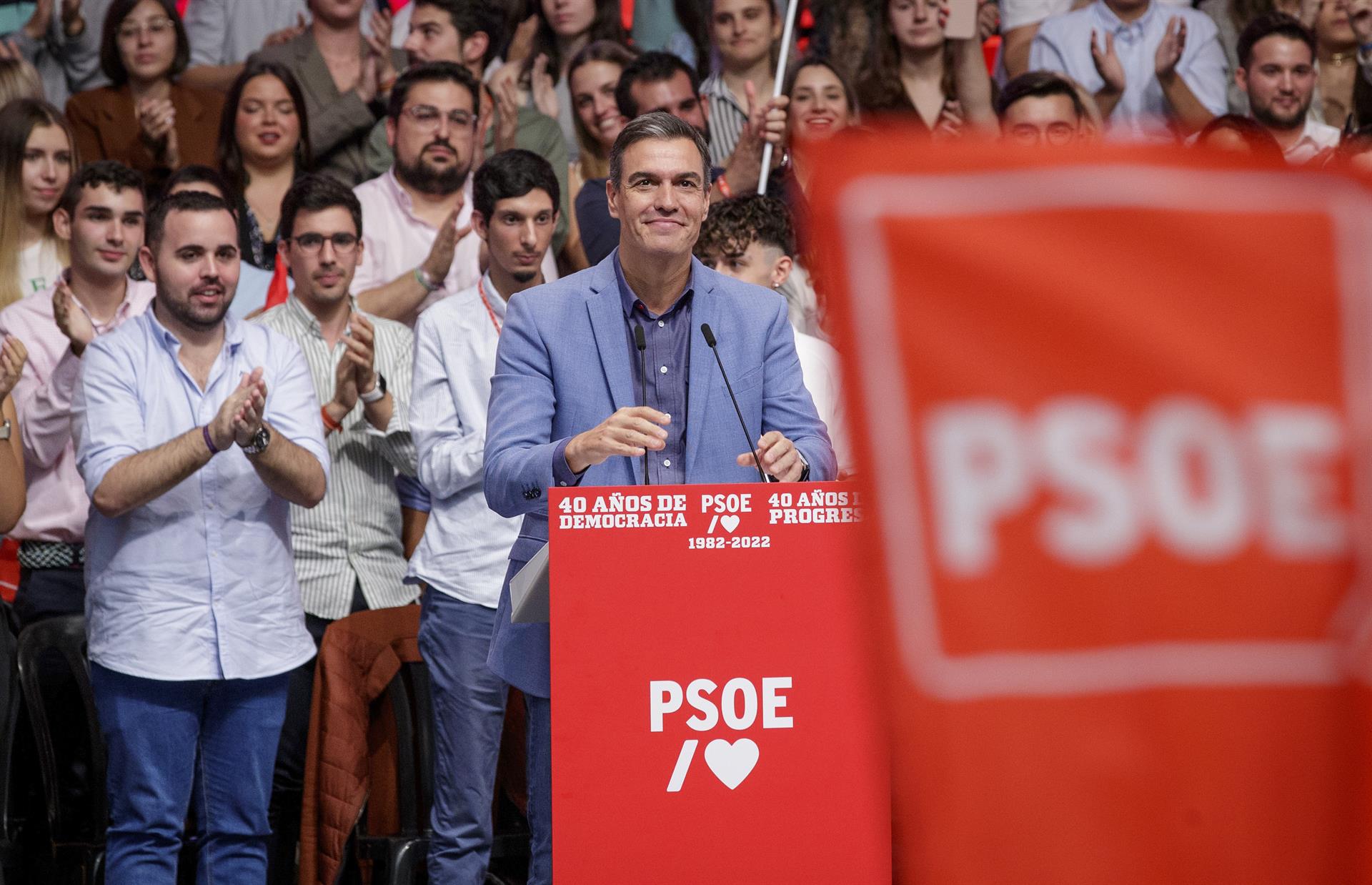 Ridículo de Pedro Sánchez: confunde Gil de Biedma con Blas de Otero