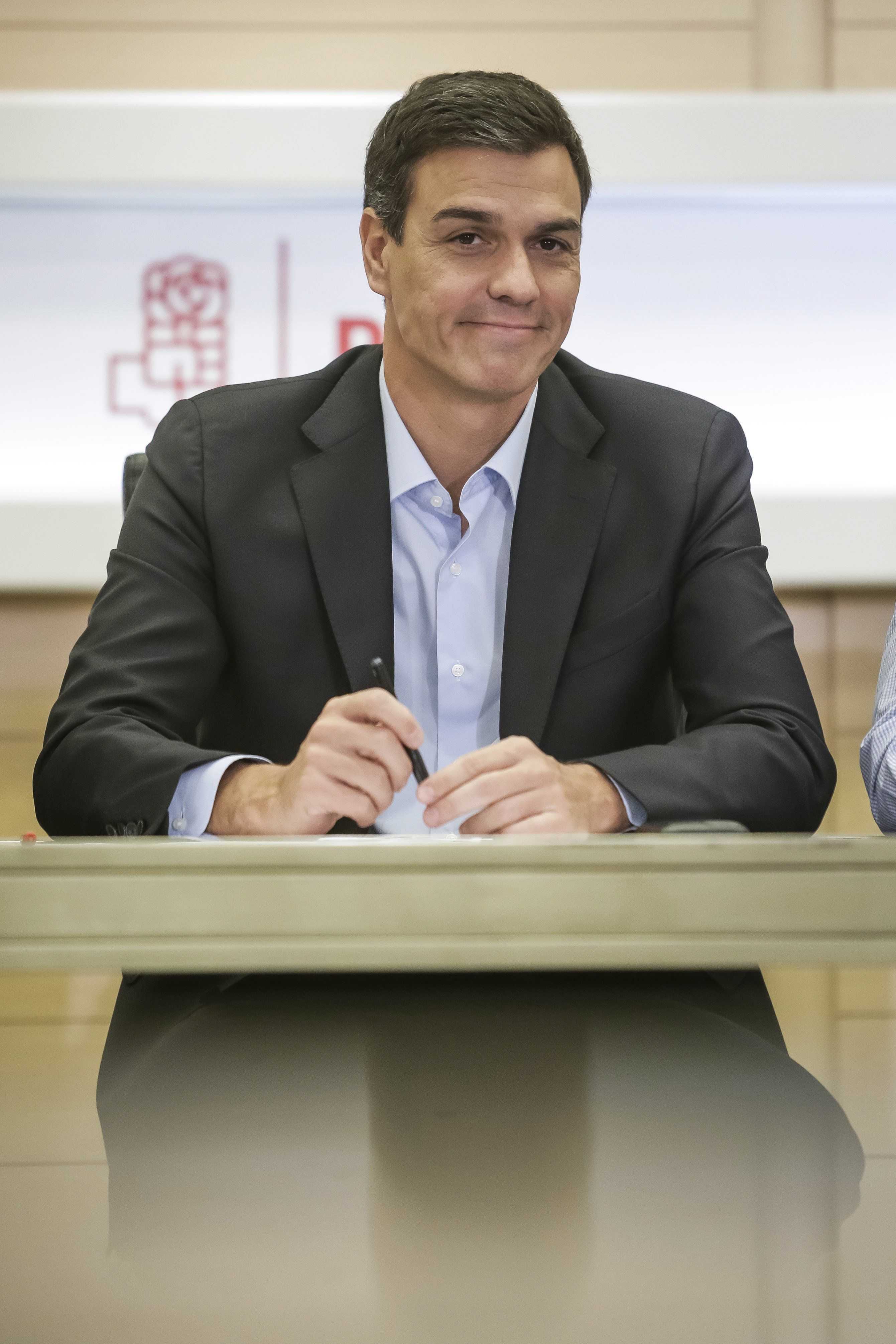 Dimiteixen 17 membres de l'executiva del PSOE