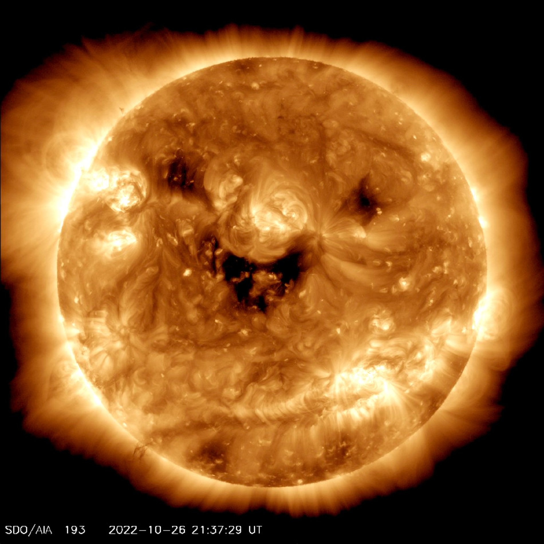 La NASA capta una imagen del Sol 'sonriendo'