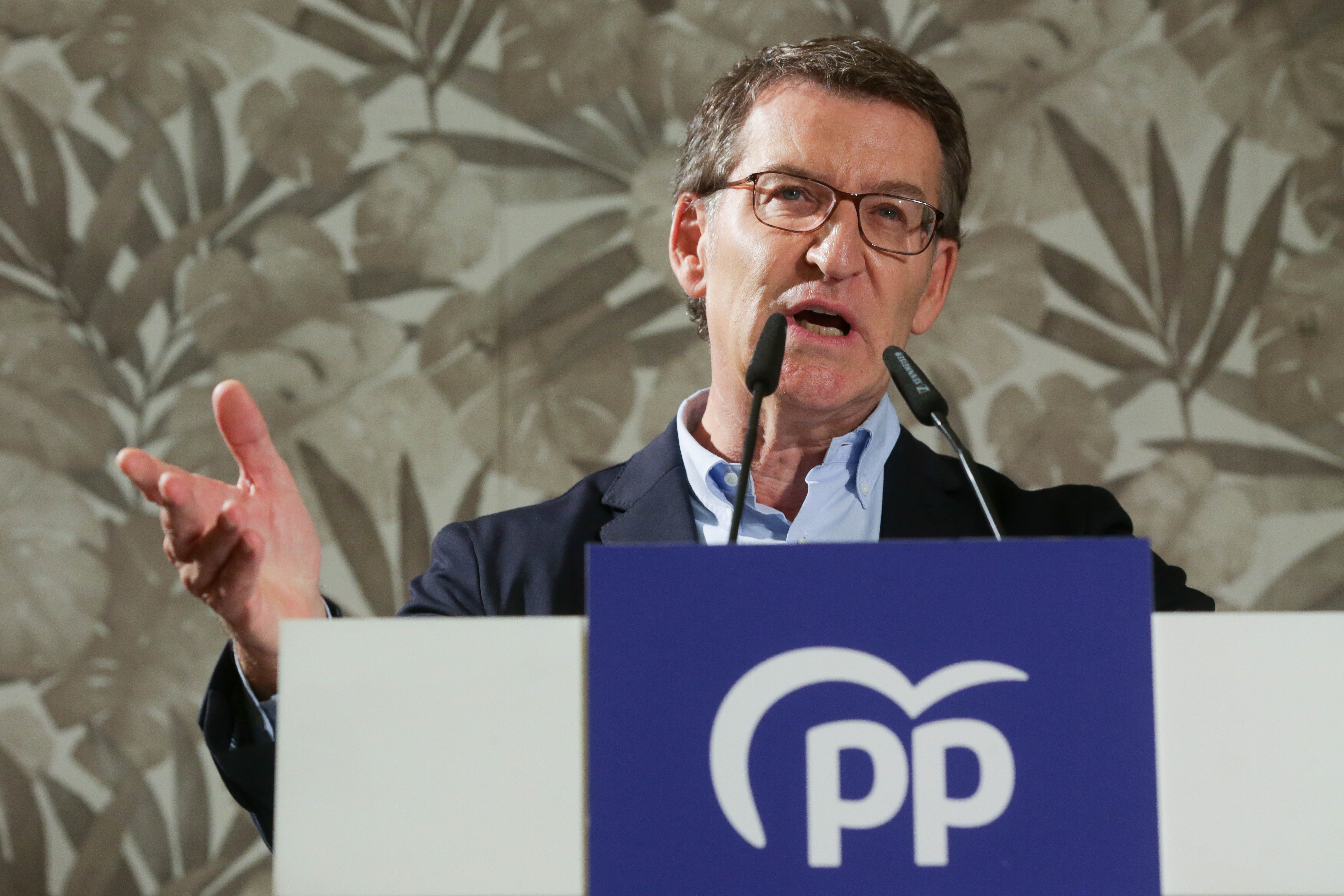 PP y Ciudadanos cargan contra Pedro Sánchez por haber sondeado a Puigdemont