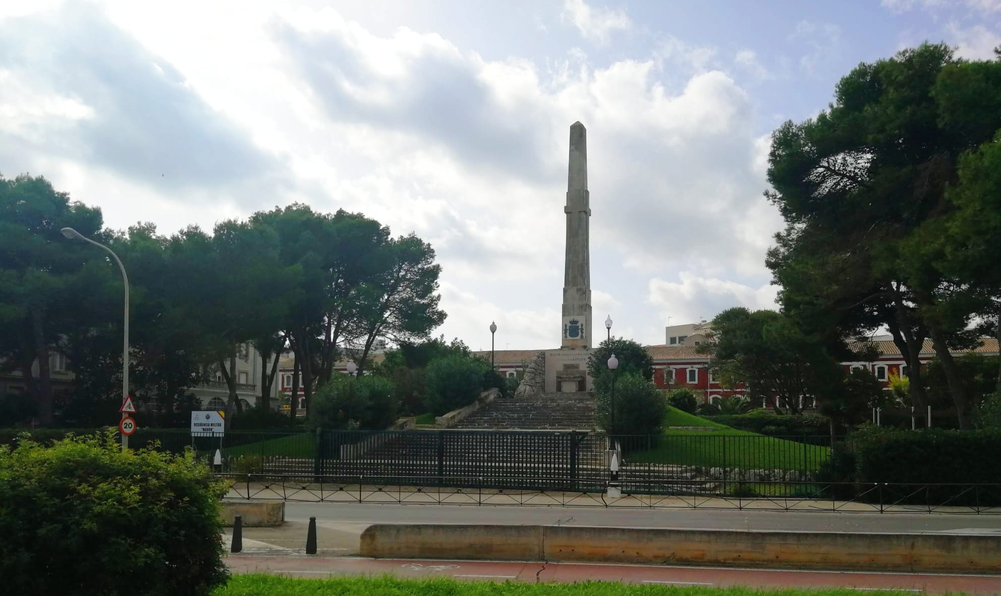 Per què Menorca no es pot desempallegar del seu últim monument franquista?