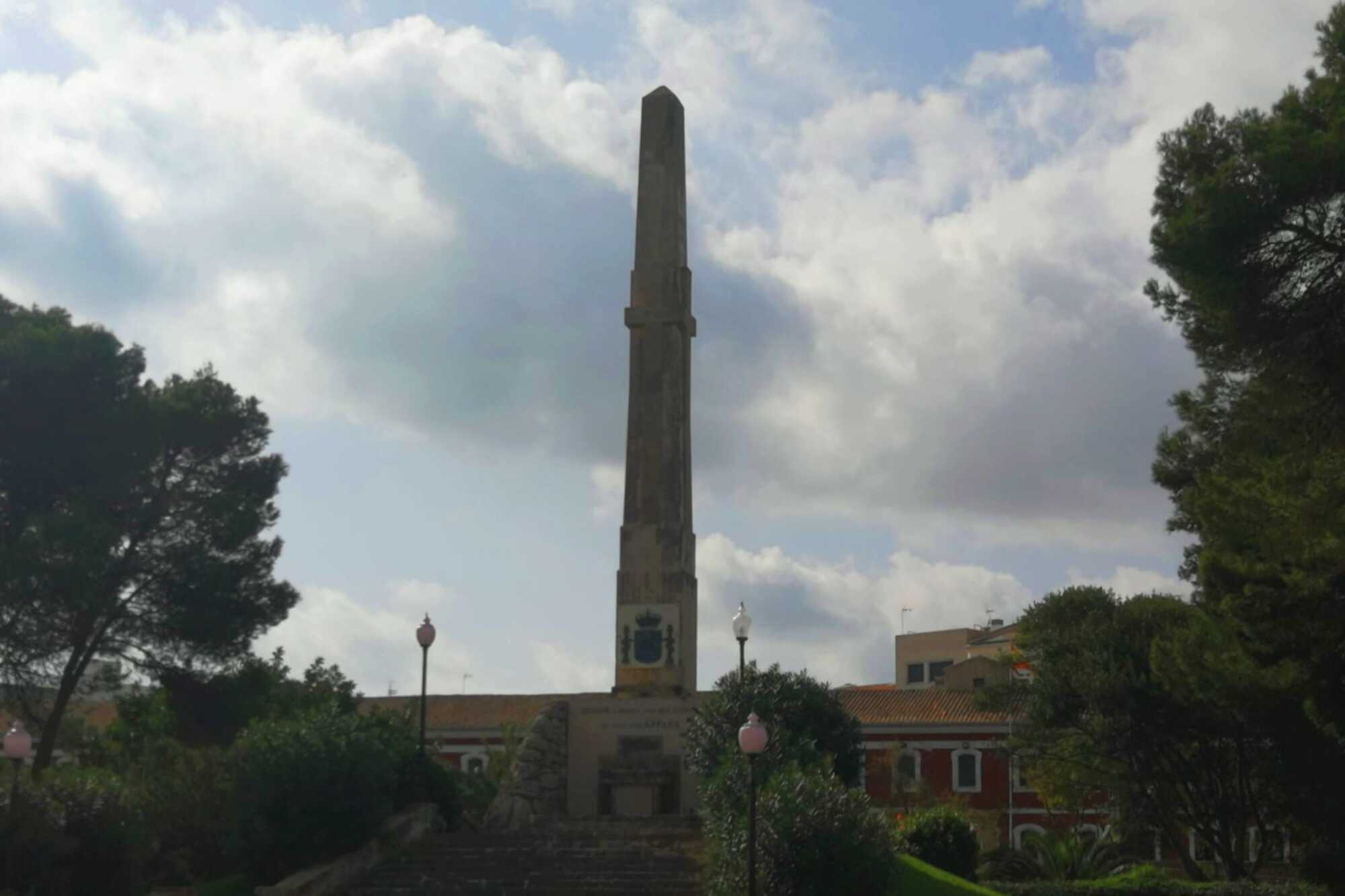 Monument Franquista mao menorca Josep Portella