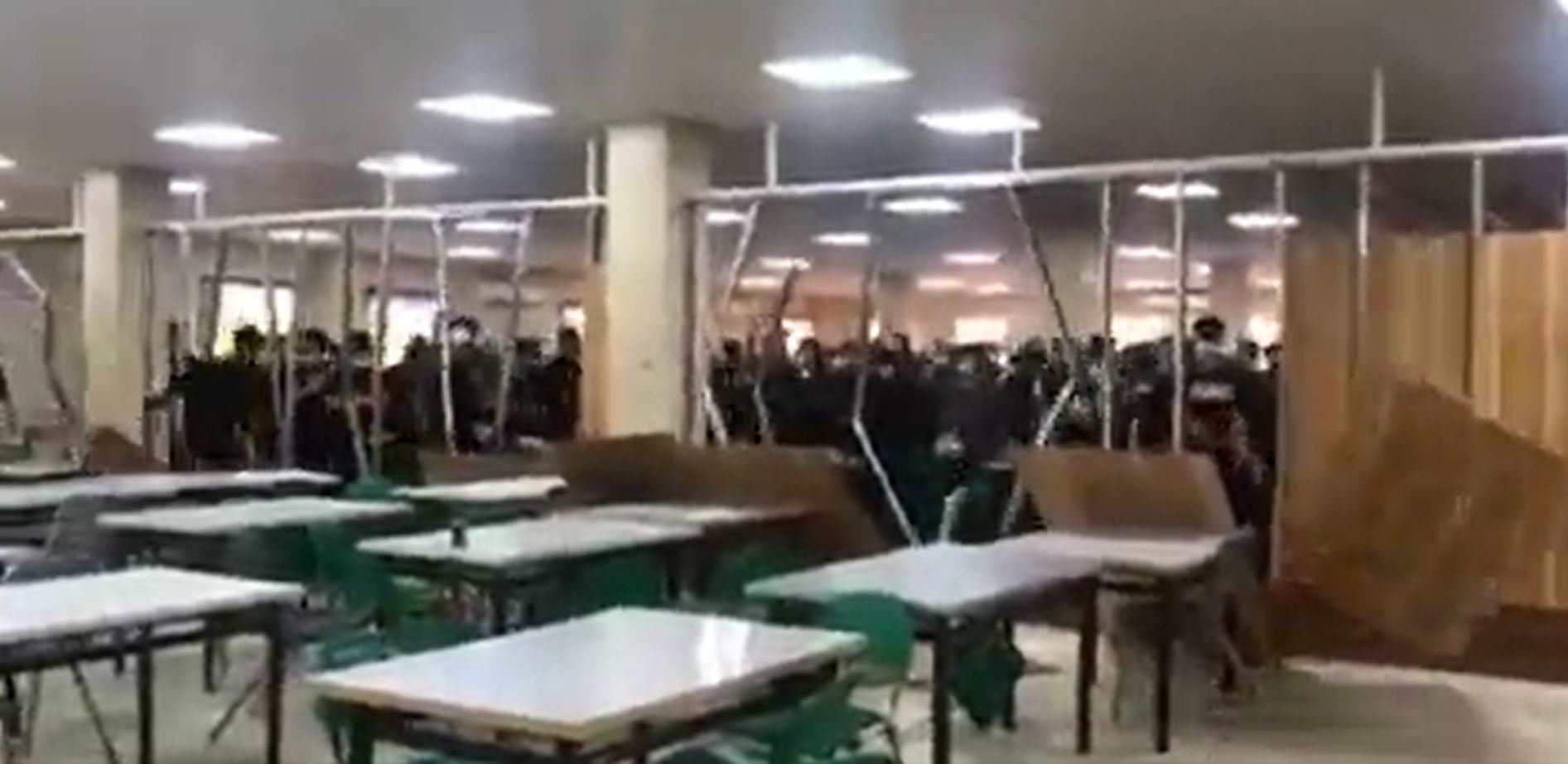 Universitarios iraníes derriban una pared que segregaba mujeres y hombres en la facultad | VÍDEO