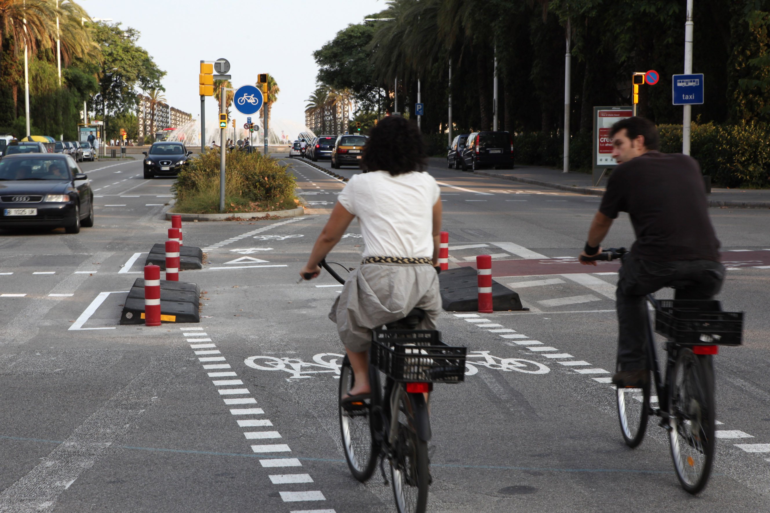 Barcelona prohibirá a las bicis circular por la acera a partir del 2019