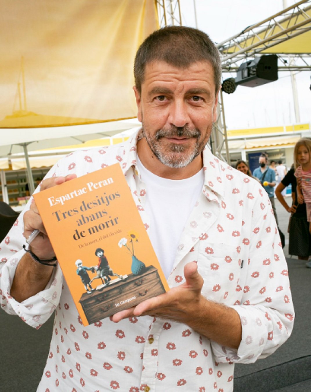 Espartac Peran junto a su nuevo libro Wikipedia Espartac Peran junto a su nuevo libro Wikipedia