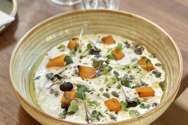 Stracciatella, calabaza asada, sus pipas garrapiñadas y aceite de limón / Foto: Café San Telmo