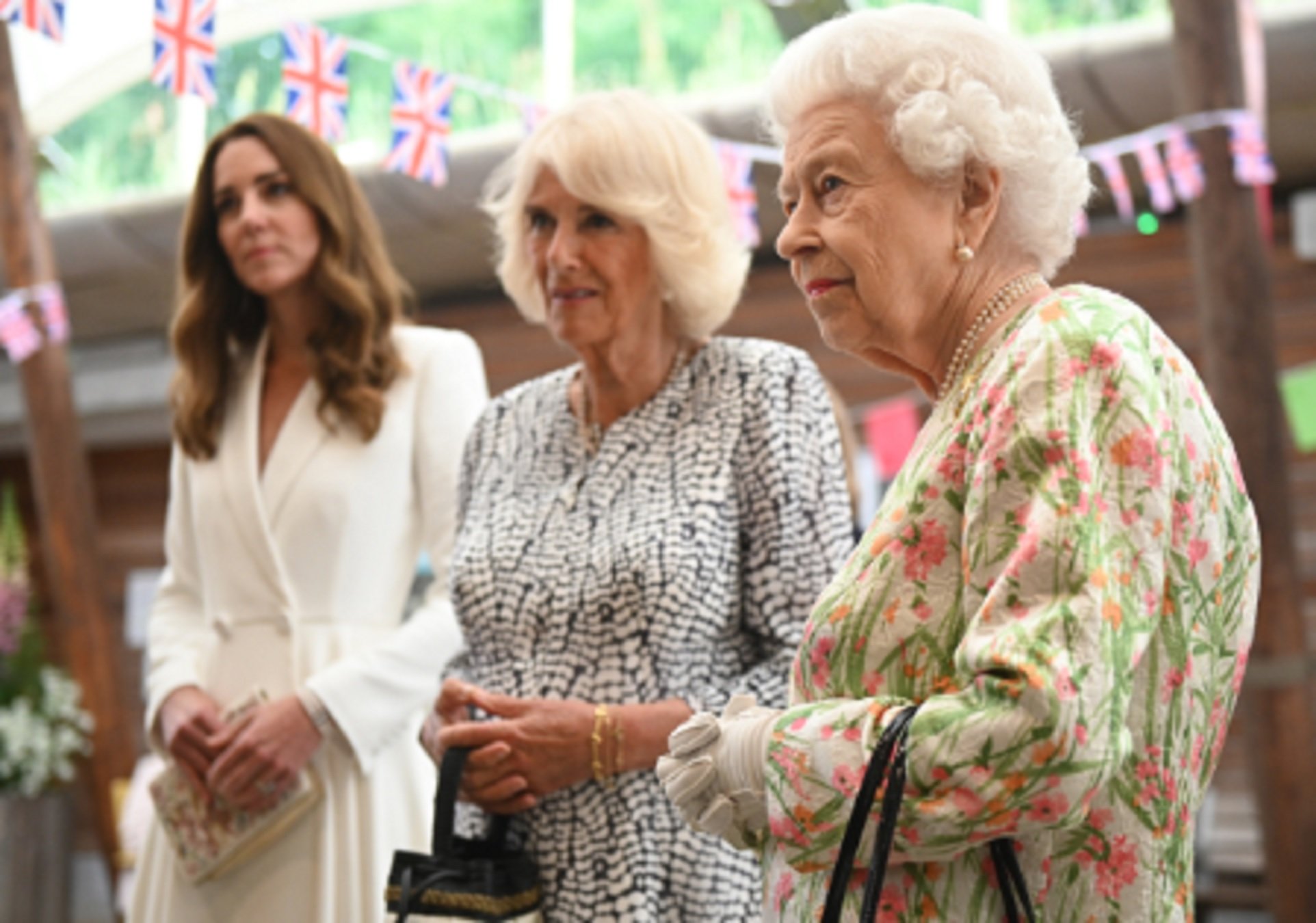 Camilla Parker y La Reina Isabel II   The Royal Family web