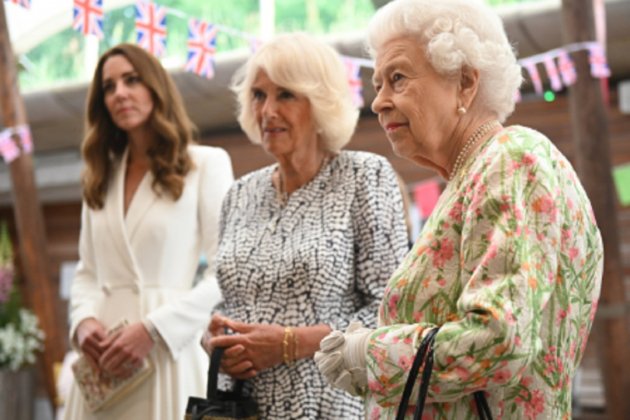 Camilla Parker y La Reina Isabel II   The Royal Family web