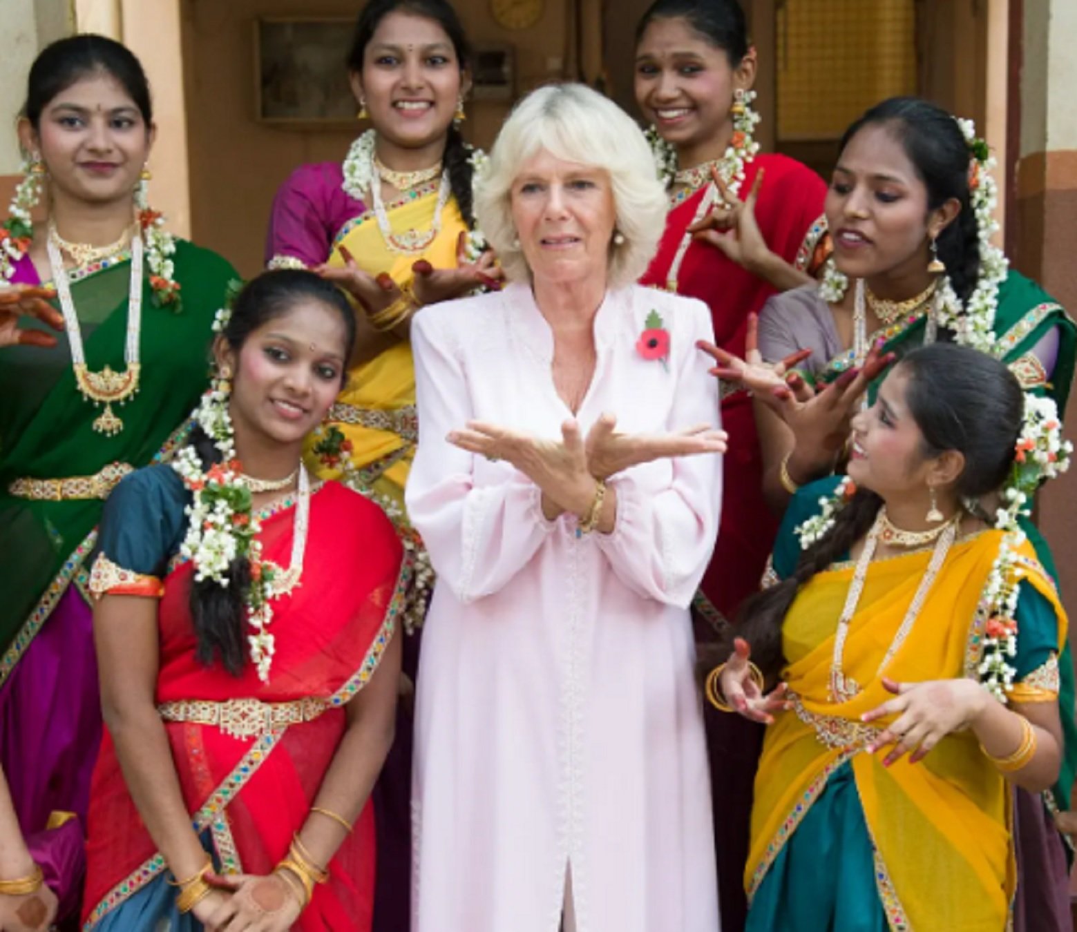Camilla Parker con indios y indias   GTRES