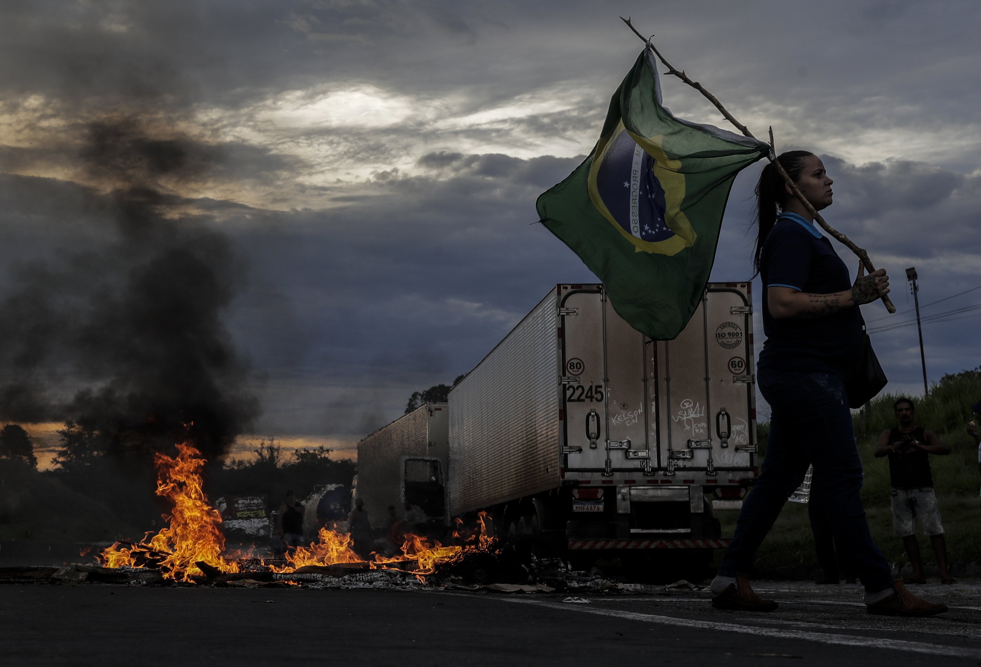 Los partidarios de Bolsonaro bloquean las carreteras del Brasil en rechazo al resultado electoral