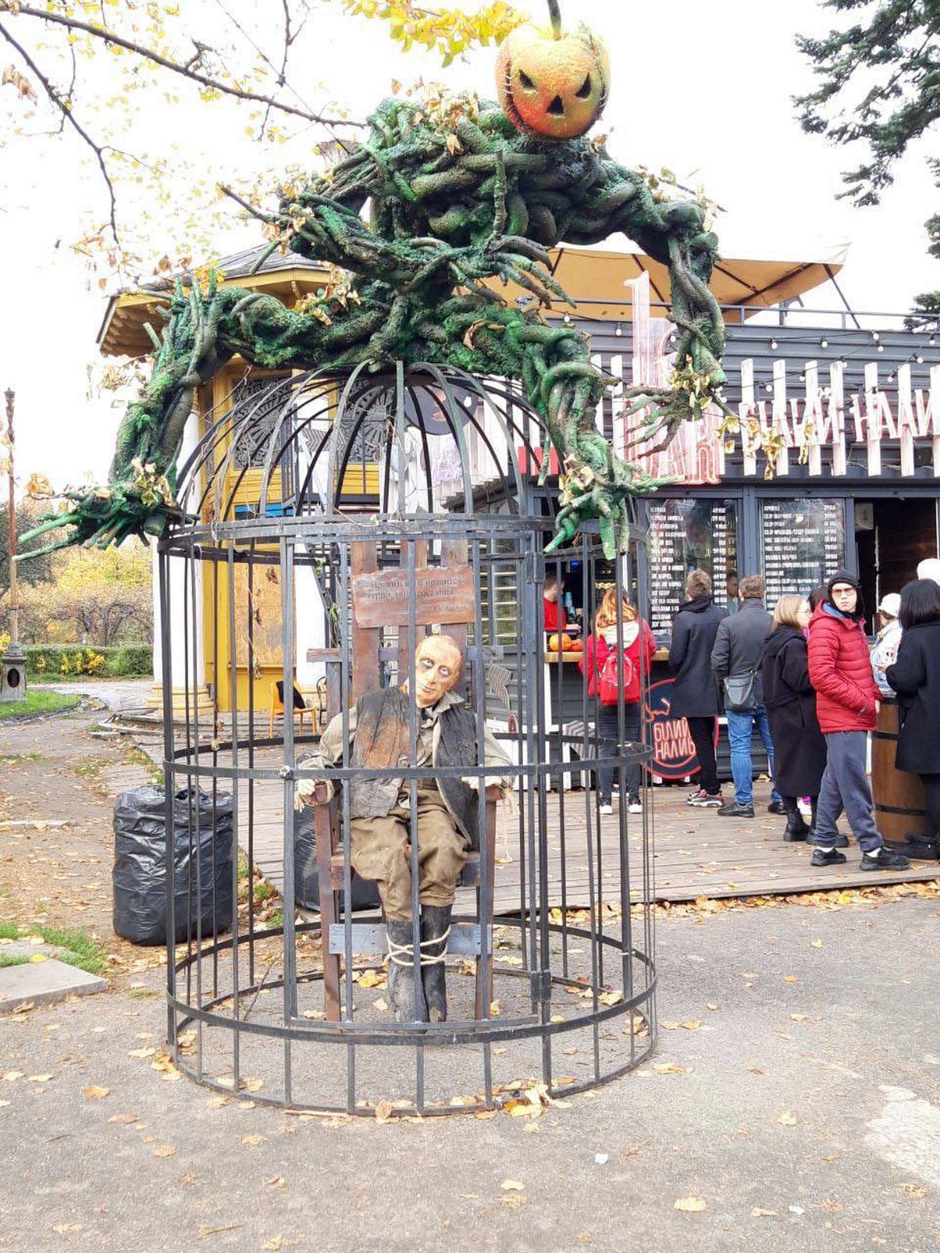 Un Vladímir Putin de Halloween aparece atado y enjaulado en el centro de Kíiv