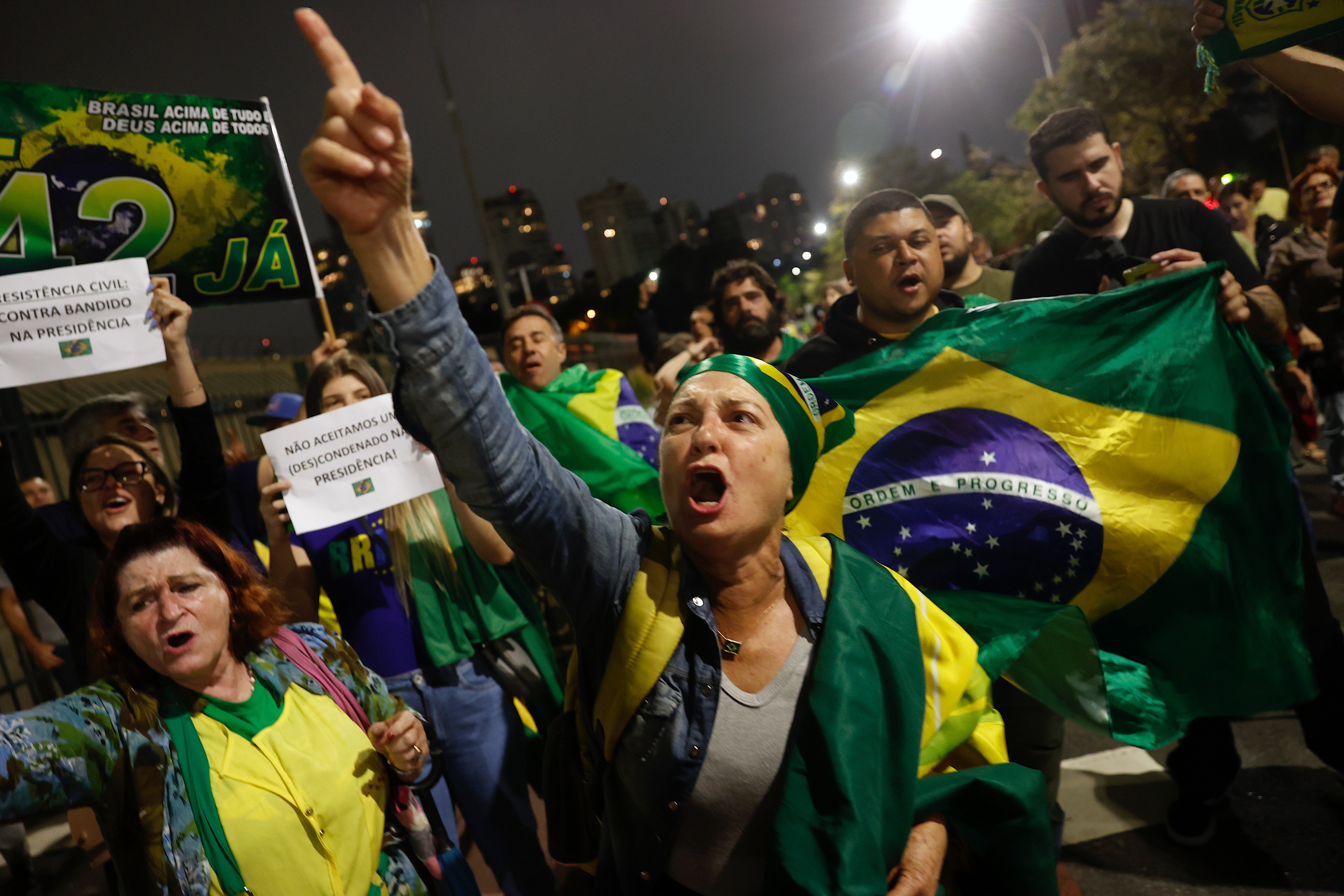 brasil fans bolsonaro protests carreteres camioners efe