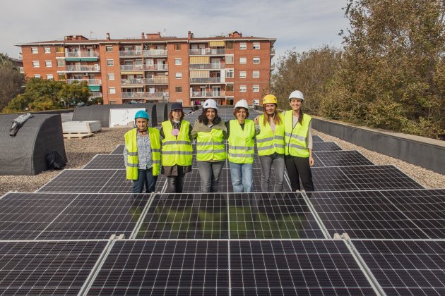 Placas solares en la cubierta de la escuela Charles Darwin del Prat de Llobregat