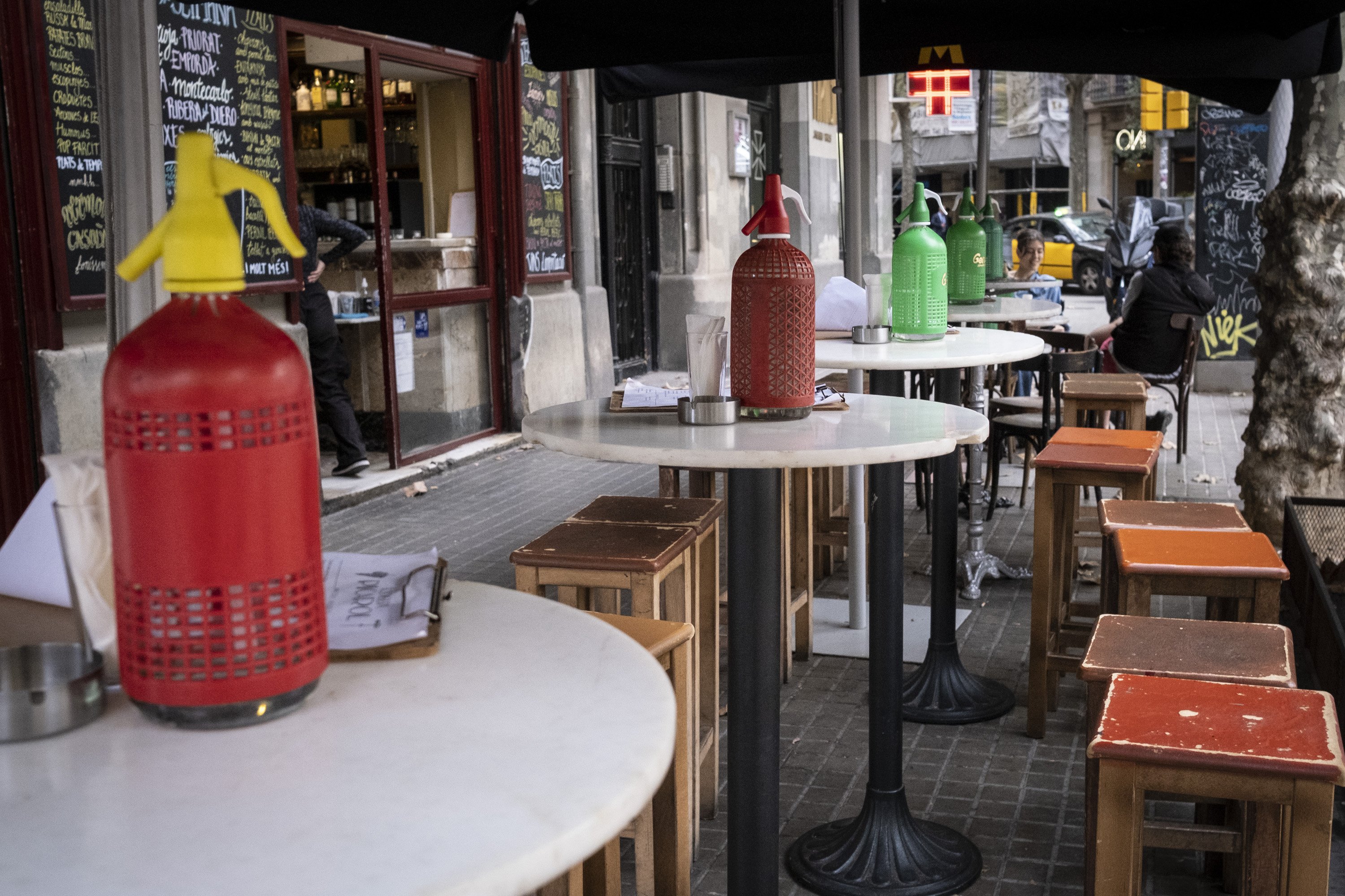 Guerra de carteles entre restauradores y vecinos en la calle Enric Granados