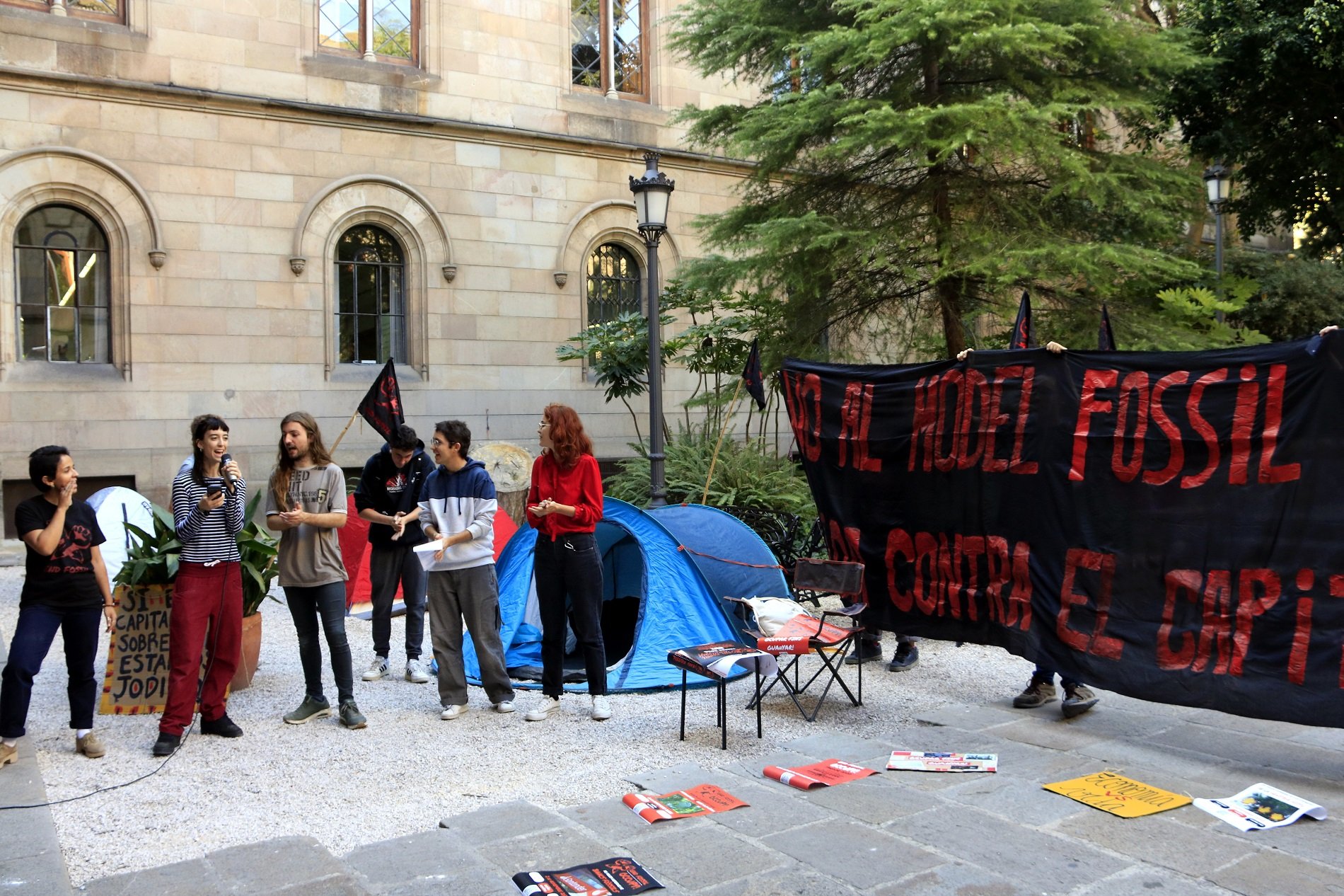 Estudiants ocupen la Universitat de Barcelona per denunciar la crisi climàtica