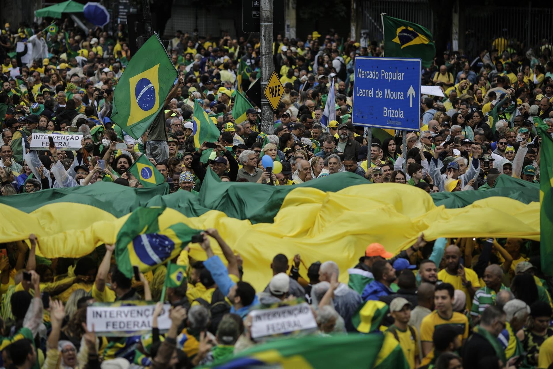 Milers de seguidors de Bolsonaro es manifesten per exigir una intervenció militar
