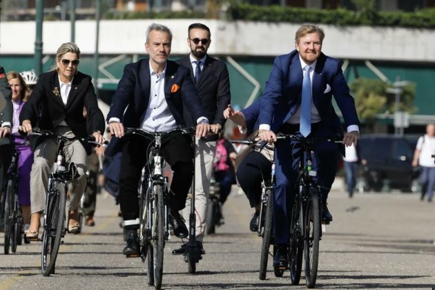 Guillermo y Máxima de Holanda en bicicleta Twitter