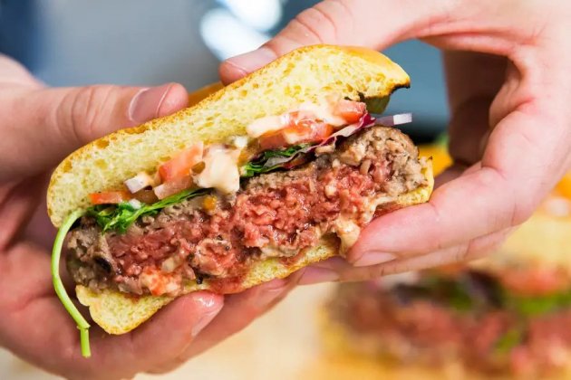 Hamburguesa de Beyond Meat, sagnant, talment com una hamburguesa de vedella / Foto: Business insider