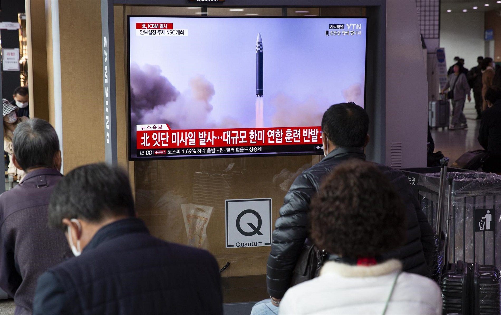 Corea del Norte lanza tres misiles que obligan a activar una alerta en Japón