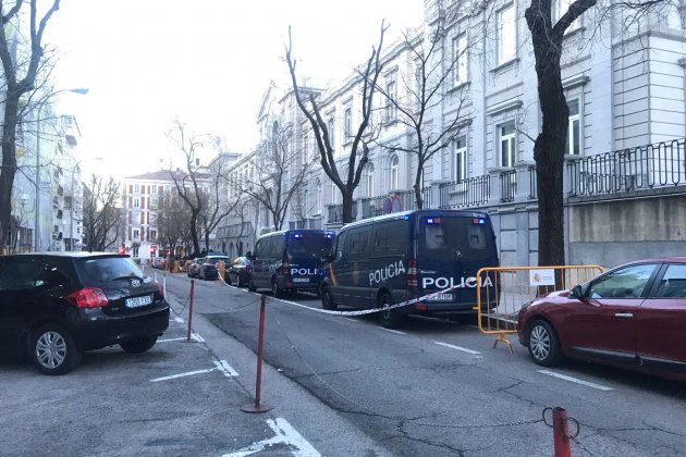 furgones policía delante de Supremo Mas y Lloveras Gemma Liñán