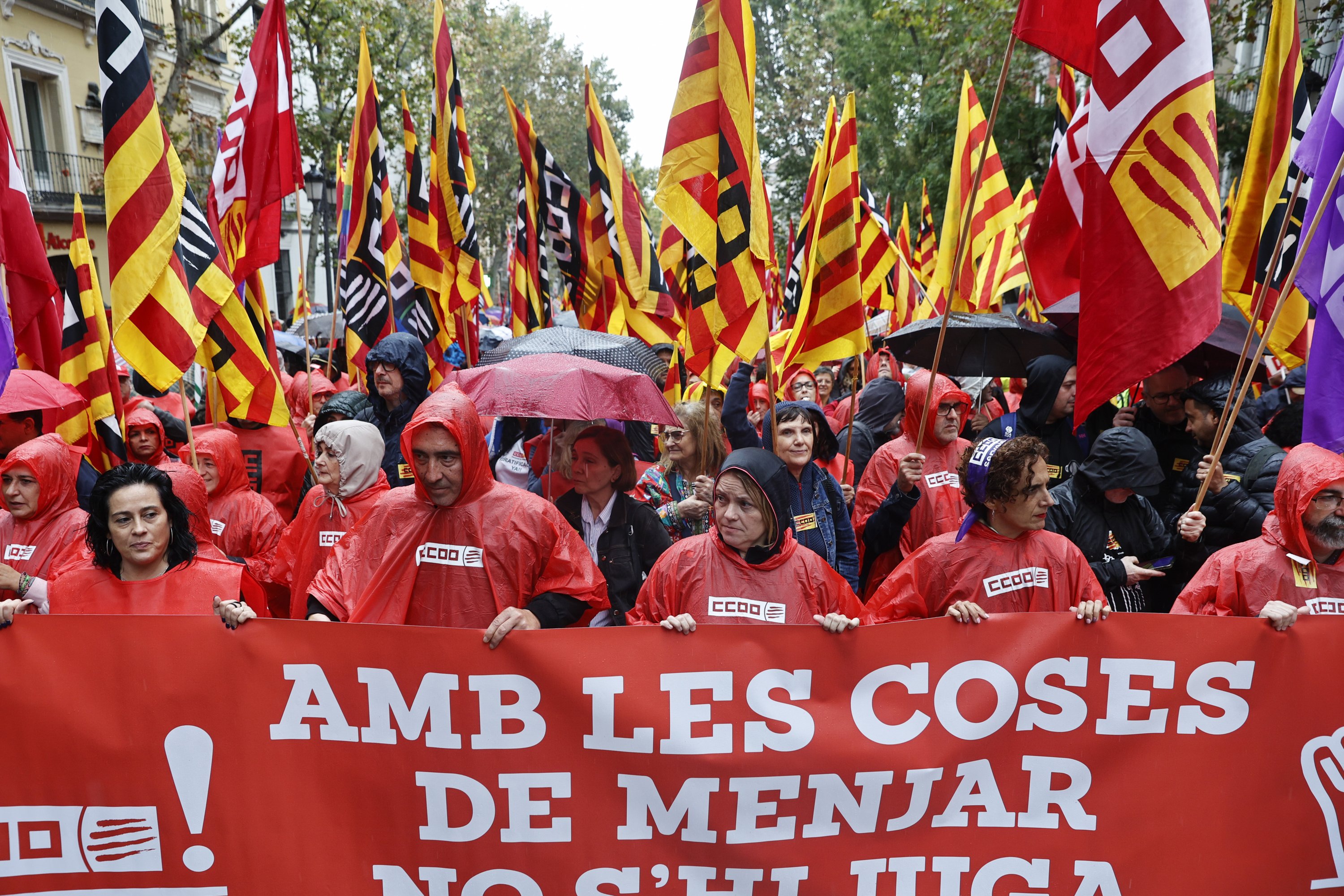 Miles de personas salen a la calle en Madrid para pedir aumentos salariales