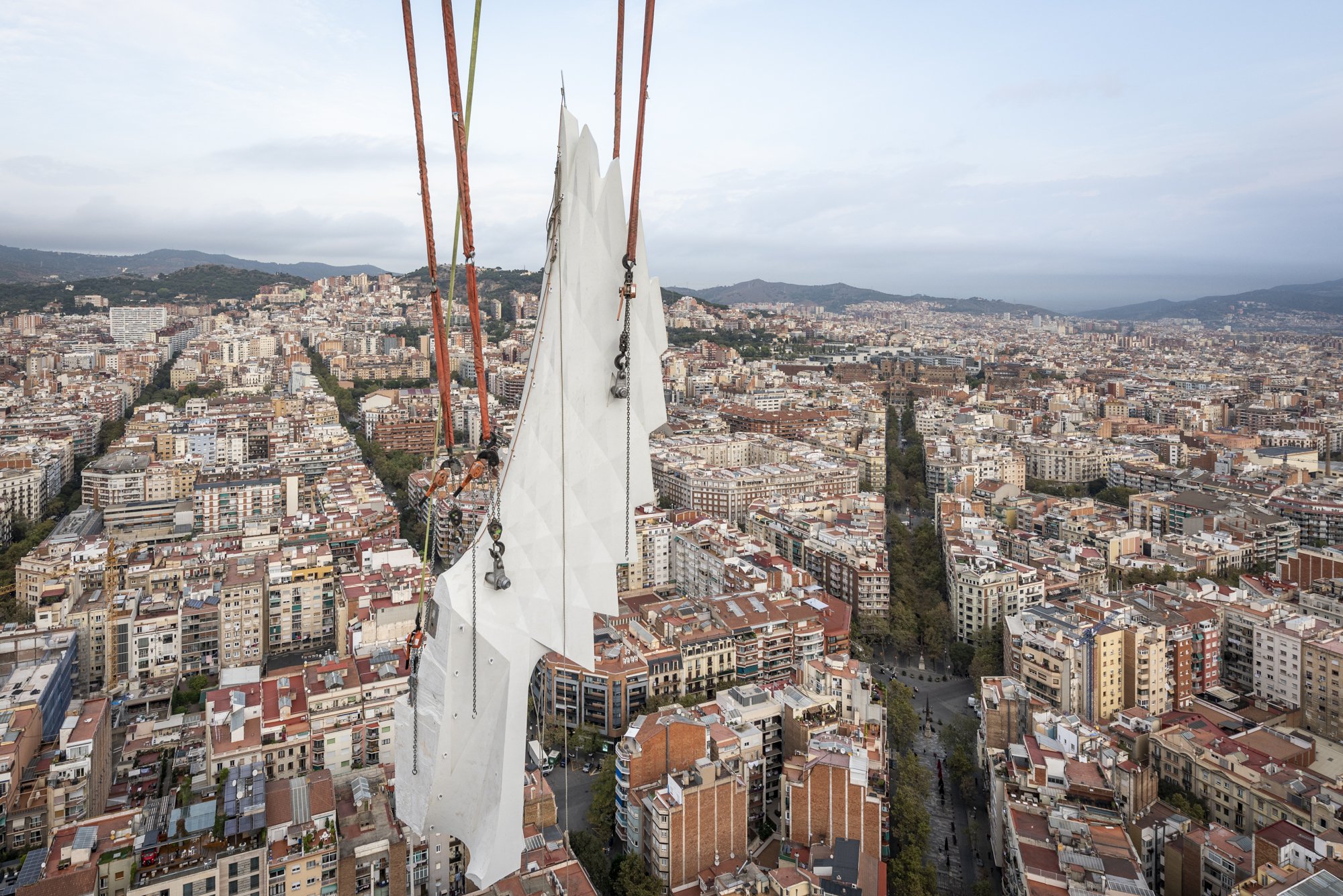 La Sagrada Familia coloca las piezas que culminarán las torres Lucas y Marcos | VÍDEO