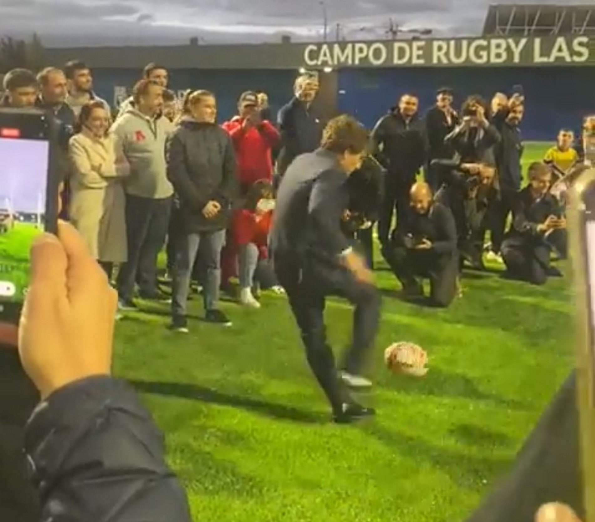 Almeida lo vuelve a hacer, balonazo a un fotógrafo en la inauguración de un campo de rugby | VÍDEO