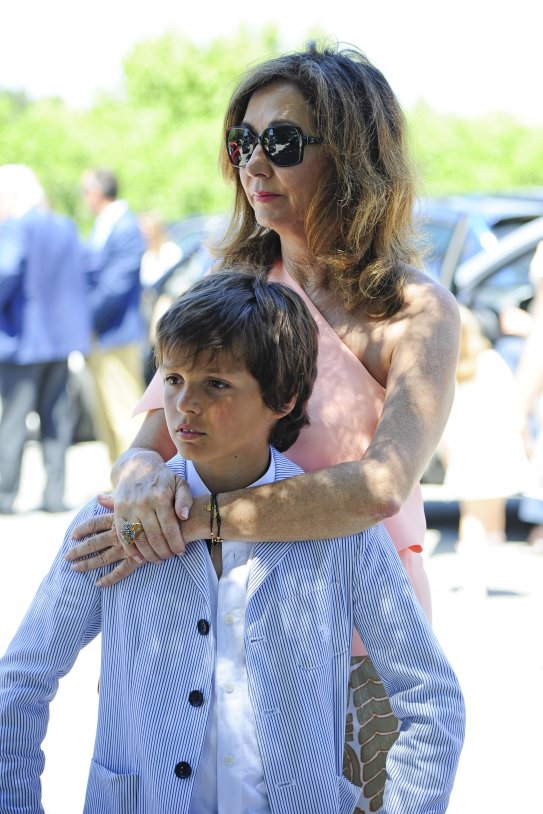 Ana Rosa Quintana y uno d esus hijos pequeños GTRES Ana Rosa Quintana y uno d esus hijos pequeños GTRES