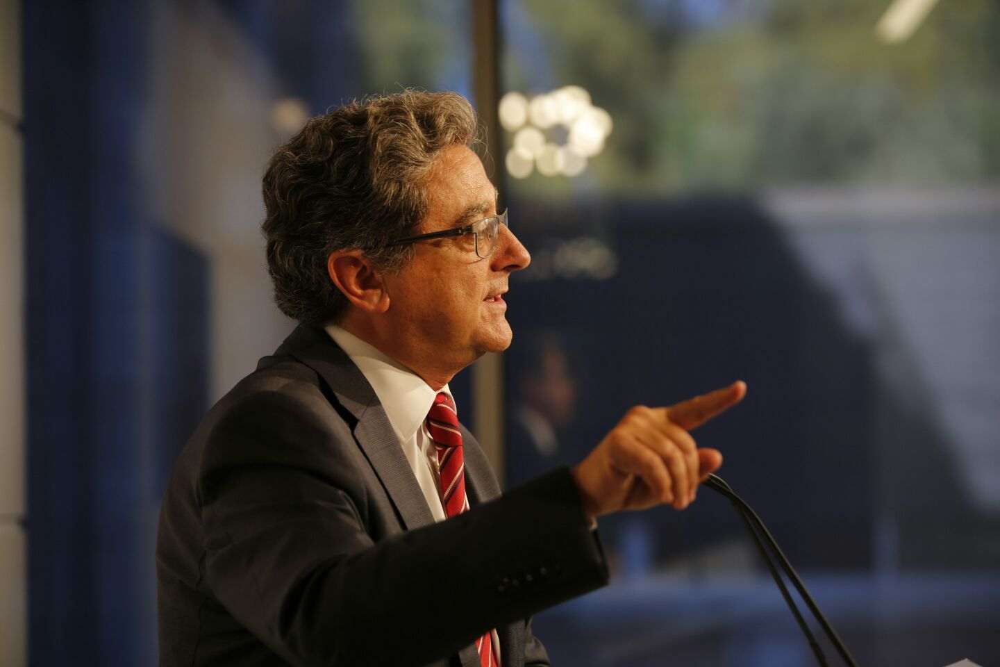 Millo acusa a Puigdemont de "ir al Parlament a amenazar a los catalanes"