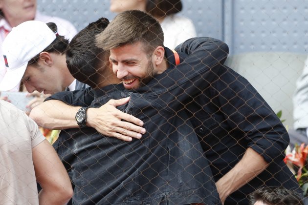 Gerard Piqué abaraçat feliz GTRES